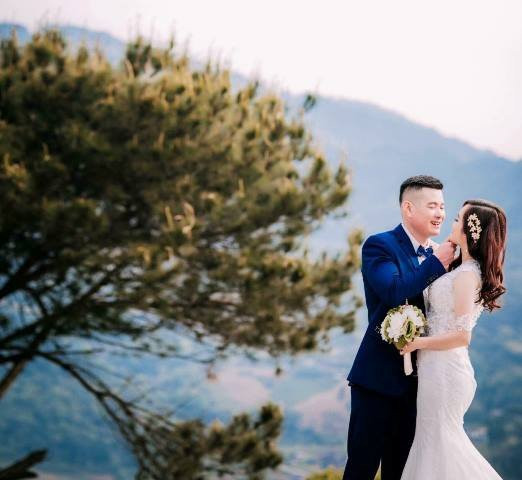  Ảnh cưới hồi tháng 4/2018 của nam bác sỹ và nạn nhân. 