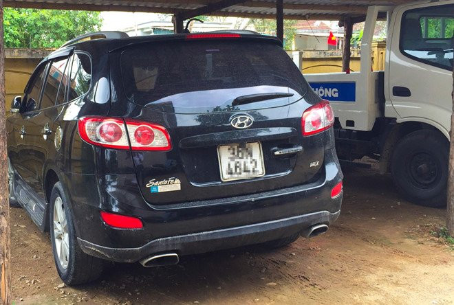 Tai xe oto lao xe vao to CSGT hinh anh 1