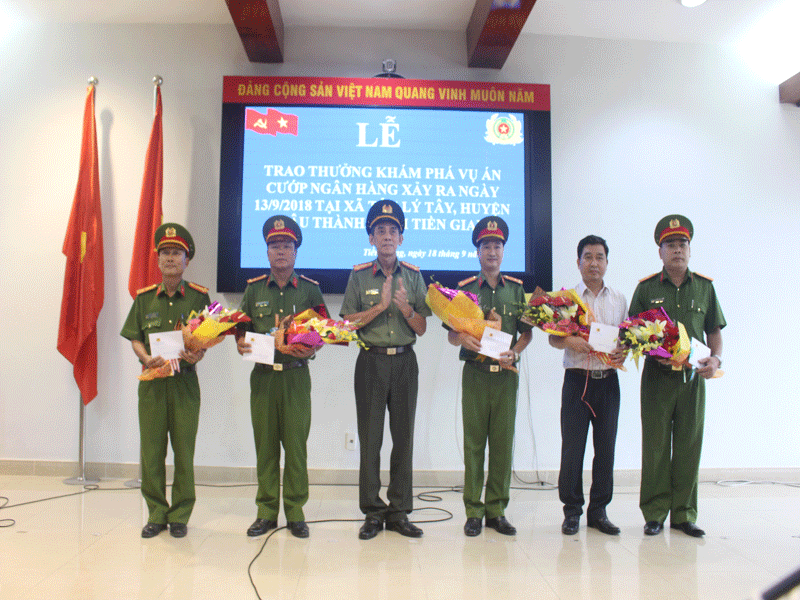 Kẻ cướp ngân hàng tự tử khi bị công an bắt giữ - ảnh 2