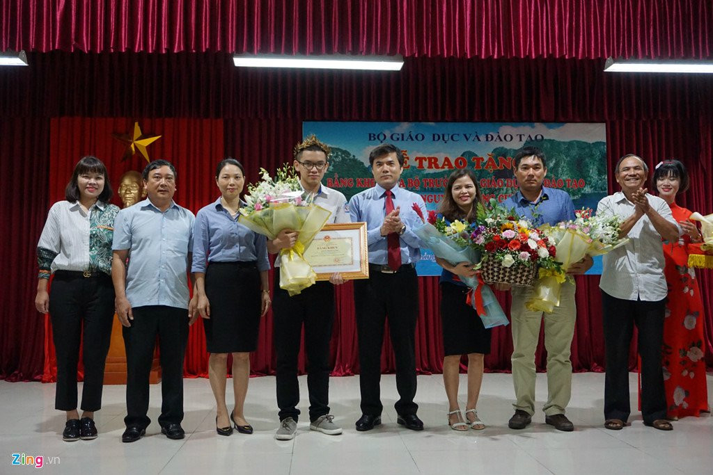 Bo truong GD&DT tang bang khen cho quan quan Olympia Hoang Cuong hinh anh 2