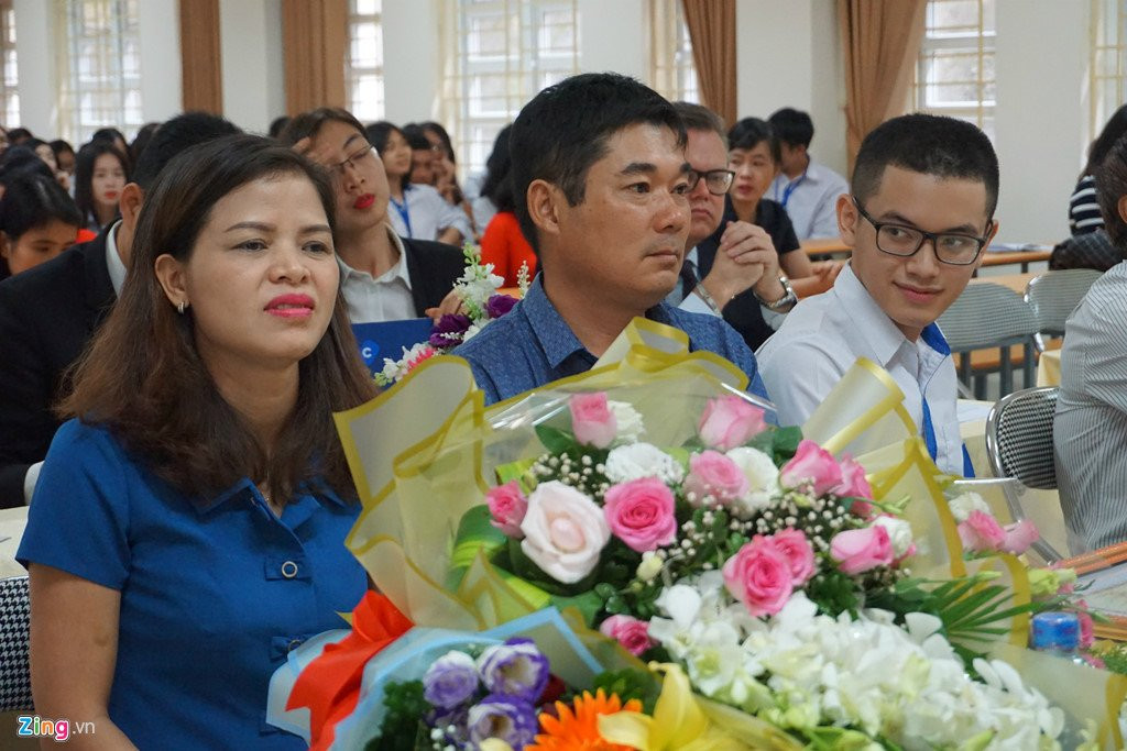 Bo truong GD&DT tang bang khen cho quan quan Olympia Hoang Cuong hinh anh 3