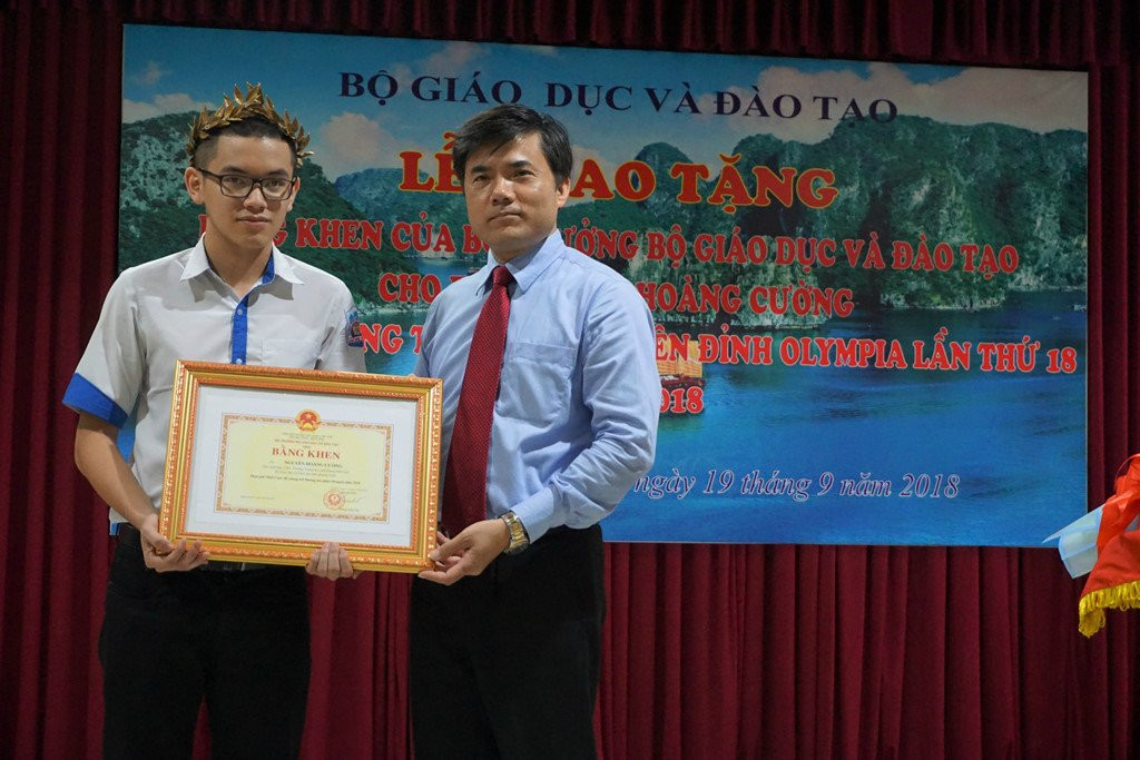 Bo truong GD&DT tang bang khen cho quan quan Olympia Hoang Cuong hinh anh 1