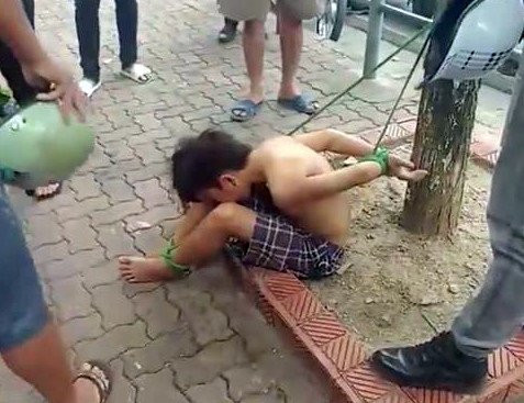 Tam giu 3 nguoi troi thieu nien danh giay vi nghi trom tien hinh anh 1