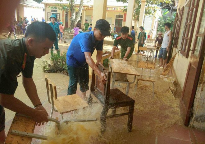 Giáo viên đi mua chịu gạo, thực phẩm để học sinh quay lại học sau lũ quét - ảnh 1