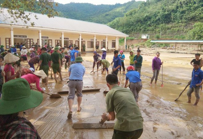 Giáo viên đi mua chịu gạo, thực phẩm để học sinh quay lại học sau lũ quét - ảnh 2