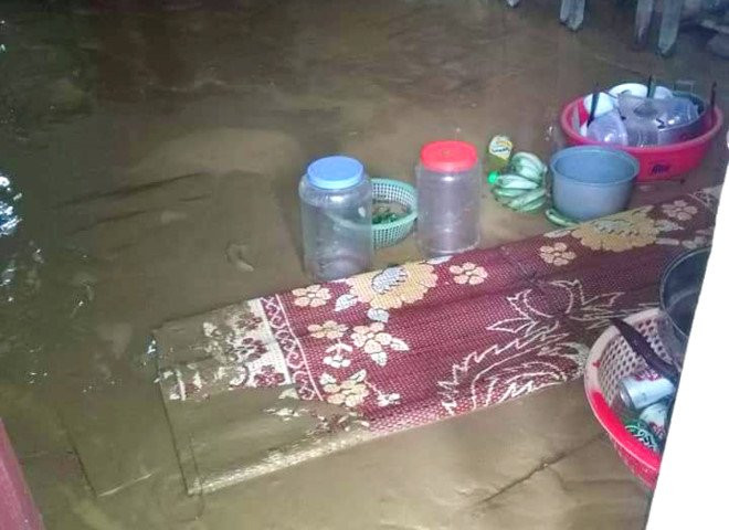 Giáo viên đi mua chịu gạo, thực phẩm để học sinh quay lại học sau lũ quét - ảnh 3