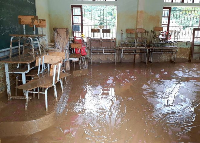 Giáo viên đi mua chịu gạo, thực phẩm để học sinh quay lại học sau lũ quét - ảnh 4