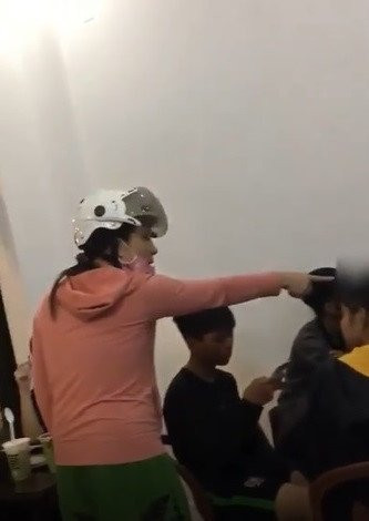 Ba me mang chui, cam ghe doa danh ban cua con gai o quan tra sua? hinh anh 1