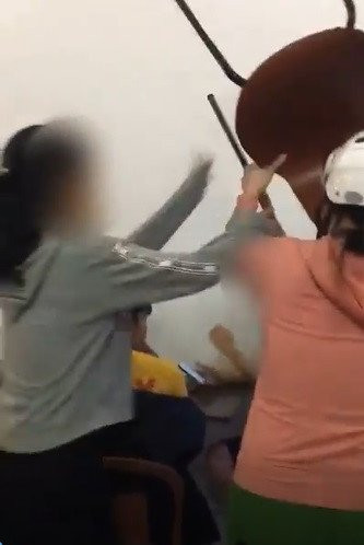 Ba me mang chui, cam ghe doa danh ban cua con gai o quan tra sua? hinh anh 2