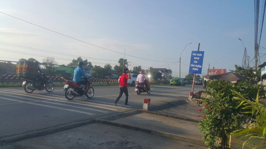 Thanh niên cầm dao đe dọa nhiều người, công an theo sau …canh - Ảnh 1.