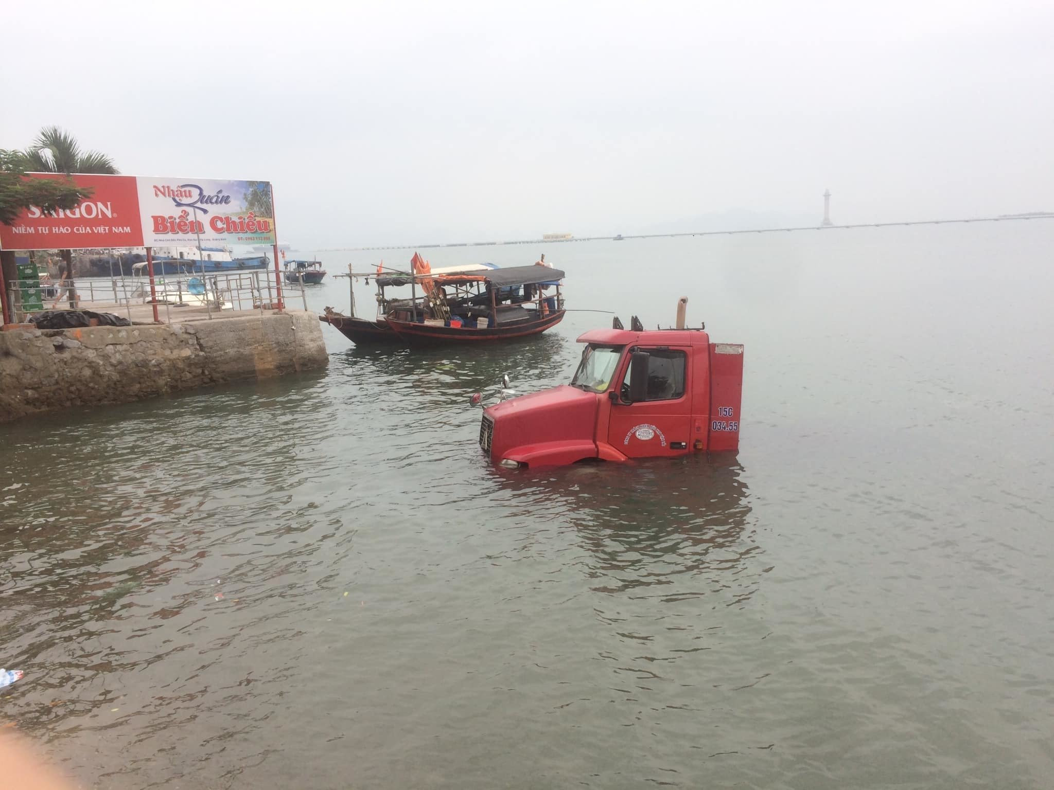 Hy hữu: Xe container trượt bánh 'tắm' dưới vịnh Hạ Long