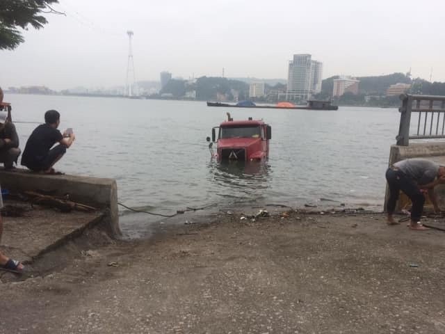 Hy hữu: Xe container trượt bánh 'tắm' dưới vịnh Hạ Long