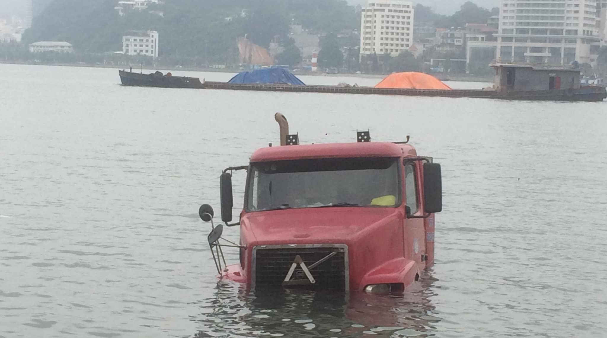 Hy hữu: Xe container trượt bánh 'tắm' dưới vịnh Hạ Long