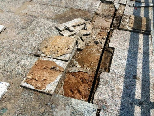 Đường kè sông Tiền ở Tiền Giang bị sụt lún ? - Ảnh 2.