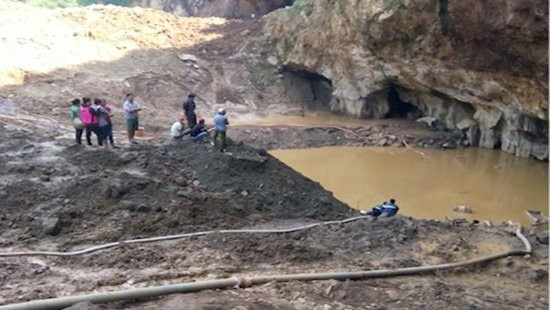 sap-lo-khai-thac-vang-2-cong-nhan-mac-ket-hinh-anh0252593606 4