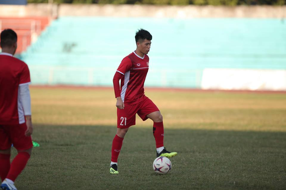 Sân tập cứng như bê tông, tuyển thủ Việt Nam than trời