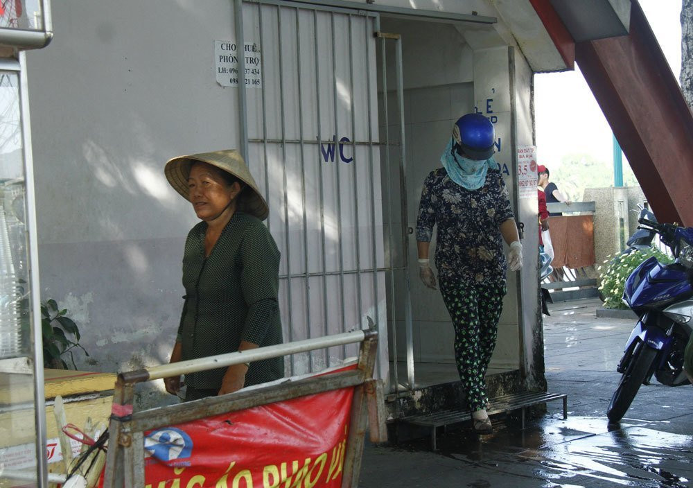 Doanh nhân Anh mất gần 200 ngàn mỗi lần đi vệ sinh ở Bình Dương