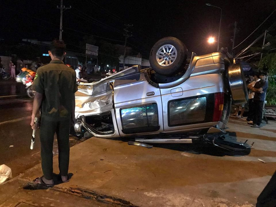 o-to-dien-dam-doi-nam-nu-thuong-vong-roi-lat-ngua-tren-via-he-hinh-2