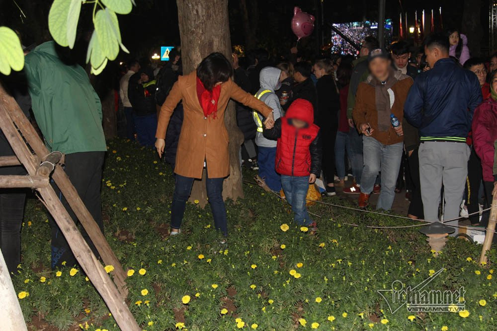 Sửng sốt vườn hoa hồ Gươm sáng nay bị san trụi sau giao thừa