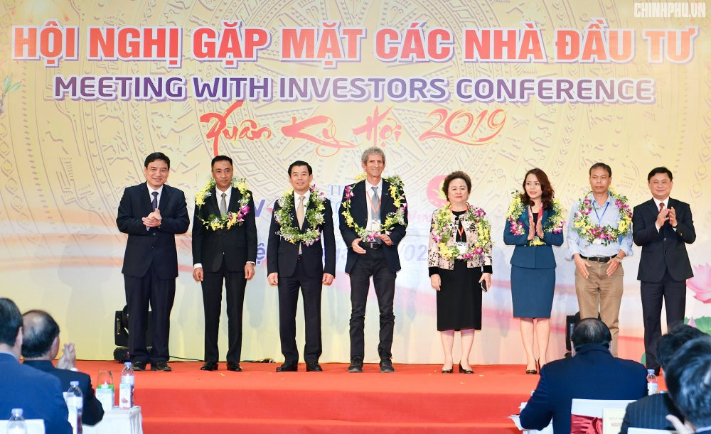 Lanh dao tinh Nghe An vinh danh cac doanh nghiep da dau tu vao tinh Nghe An-1 (1) 5