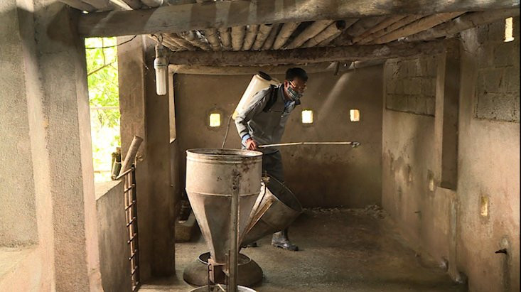 ong vi huu nhan phun thuoc khu trung (bien luan) 3