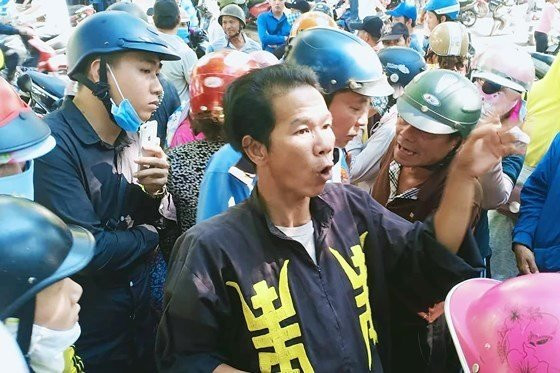 nhan-chung-ke-phut-xe-lexus-gay-tai-nan