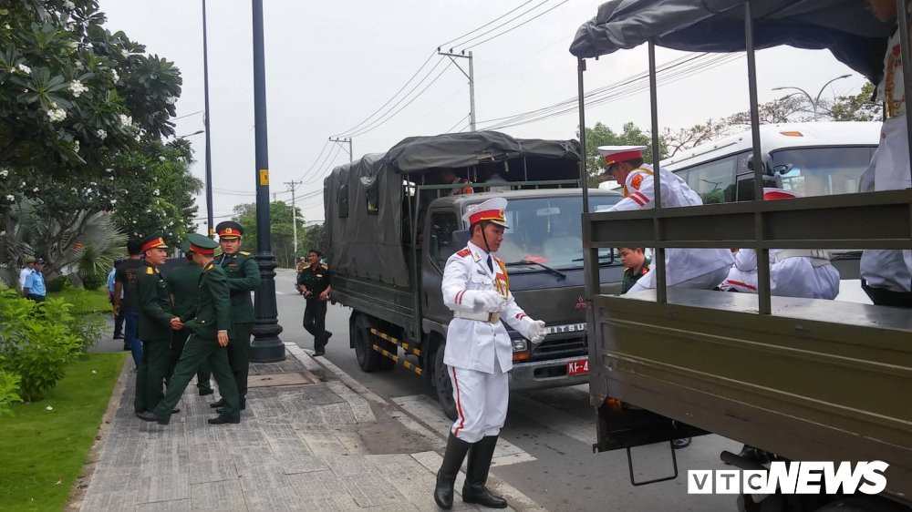 3-mua-le-tang-dai-tuong-le-duc-anh 4