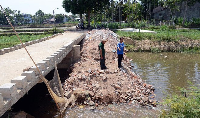 Anh_2_lap_kenh_muong