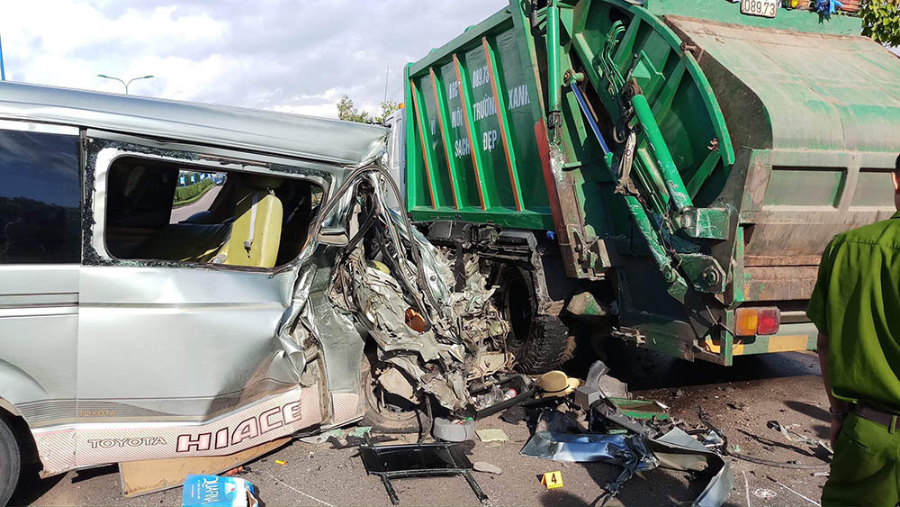 xe-khach-bep-dum-sau-va-cham-xe-rac-o-mui-ne-1