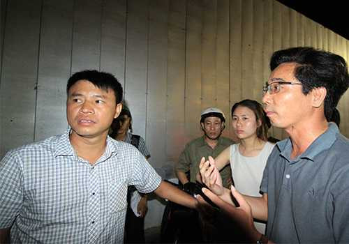 Anh Hưng (bìa trái) phàn nàn với ông Trần Chí Cường, lãnh đạo Sở Du lịch, về chất lượng của con tàu vừa chìm trên sông Hàn. Ảnh: Nguyễn Đông.