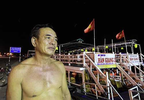 Ông Hốt bên con tàu Hàn Giang vừa cứu sống 8 mạng người. Ảnh: Nguyễn Đông.