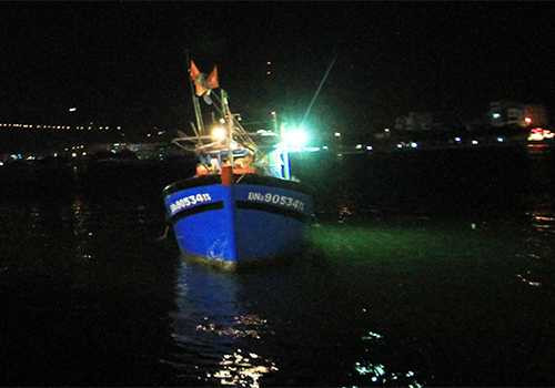 Tàu cá đang được huy động tìm kiếm những nạn nhân mất tích. Ảnh: Nguyễn Đông.