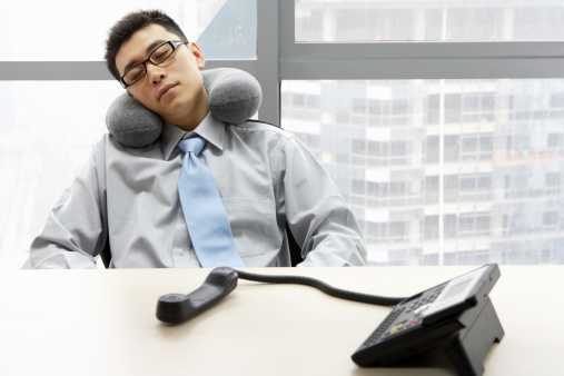 Giới văn phòng dễ bị đau lưng do ngồi tại bàn làm việc trong thời gian dài. Ảnh minh họa: News.