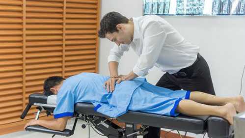 Nhiều người trẻ tuổi đã bị các vấn đề về cột sống phải đến bệnh viện điều trị. Ảnh: Maplehealthcare.