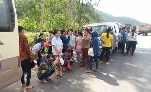 Công nhân bị chặn không được vào công ty sáng nay. Ảnh: H.B.