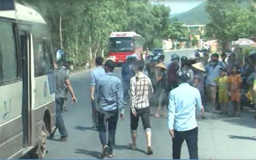 Việc người dân chặn xe gây mất trật tự tại địa bàn. Ảnh cắt từ video.