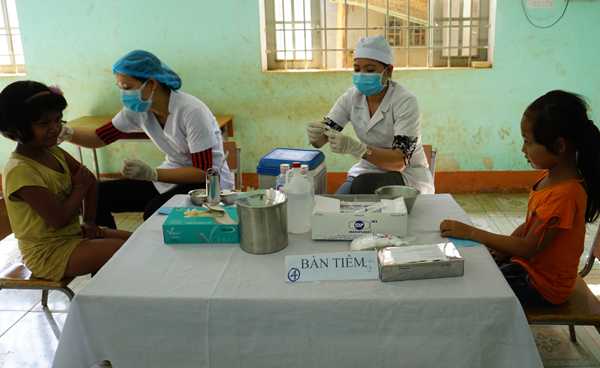 Tiêm văcxin phòng bệnh bạch hầu cho các em bé Bình Phước. Ảnh: V.T.
