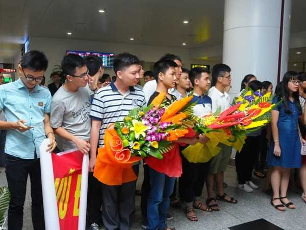 Do máy bay hạ cánh lúc nửa đêm nên từ tối qua, 16/7, rất đông người thân, bạn bè và thầy cô giáo cũng như cán bộ ngành giáo dục đã có mặt ở sân bay để chờ đón những học sinh ưu tú của đội tuyển Toán. (Ảnh: Bộ GD&ĐT)