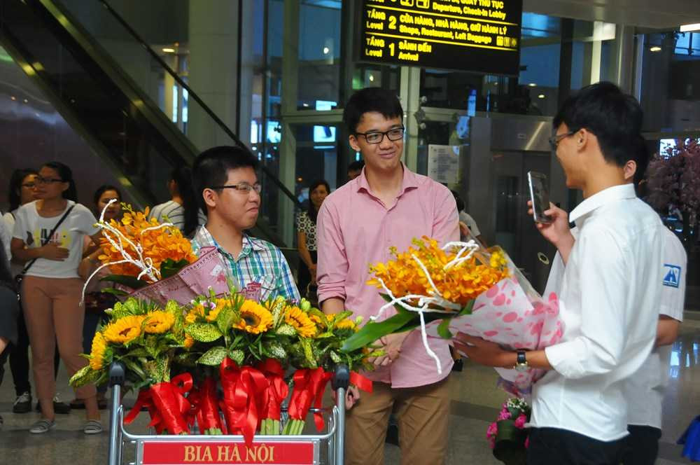 Các thành viên trong đoàn xúc động trước sự chào đón của mọi người. (Ảnh: Bộ GD&ĐT)