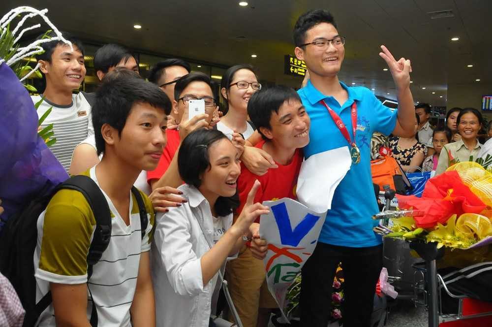 Vũ Xuân Trung (áo xanh) chụp ảnh lưu niệm cùng bạn bè. (Nguồn: Bộ GD&ĐT)