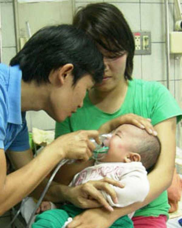 Cha mẹ cần đưa con đi khám bác sĩ để biết đúng bệnh, sử dụng đúng thuốc xông cho con. Ảnh minh họa.