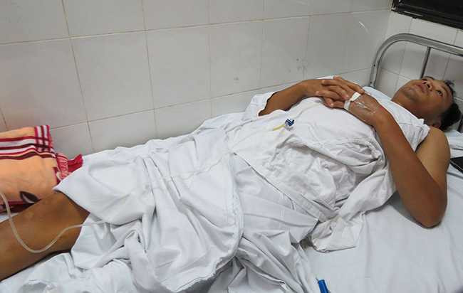 Bệnh nhân Thảo đang điều trị tại Bệnh viện Việt Đức sau ca mổ nhầm chân. Ảnh: Lê Nga.