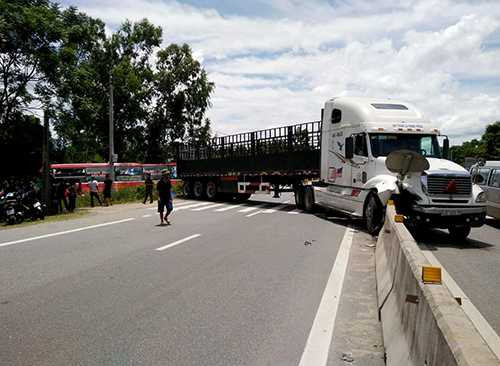 Xe tải đầu đâm vào giải phân cách, chắn ngang đường. Ảnh: Đ.H