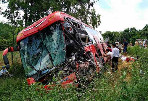 Ôtô khách nát đầu sau cú tông vào đuôi xe tải. Ảnh: Đ.H