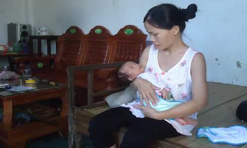 Chị Oanh suy giảm sức khỏe sau ca mổ sinh và bị cắt nhầm niệu quản. Ảnh: Lam Sơn.