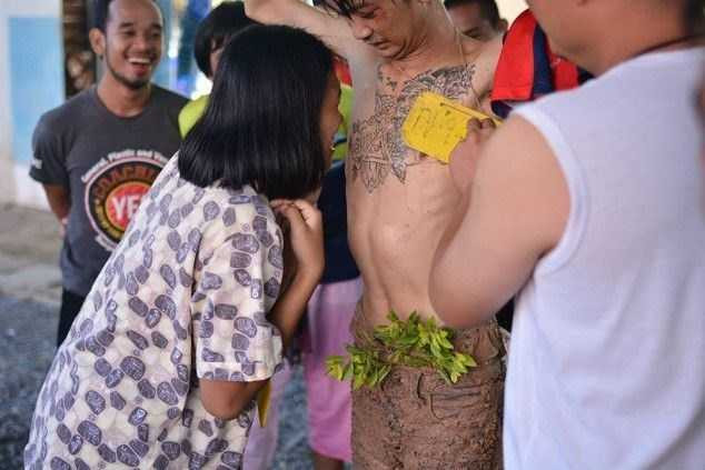 Sau những đòn phủ đầu là màn trêu chọc sinh viên khóa mới.