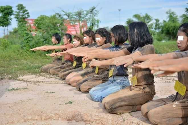 Các nữ sinh cũng bị