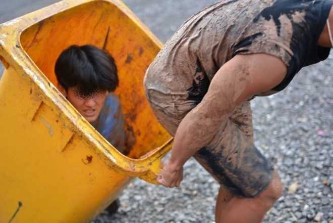 Một tân sinh viên khác ngồi trong thùng rác để