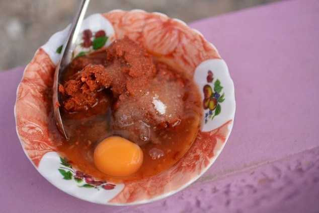 Hình ảnh bát tương ớt đỏ và lòng trứng sống là nỗi ám ảnh đối với các sinh viên Thái Lan.