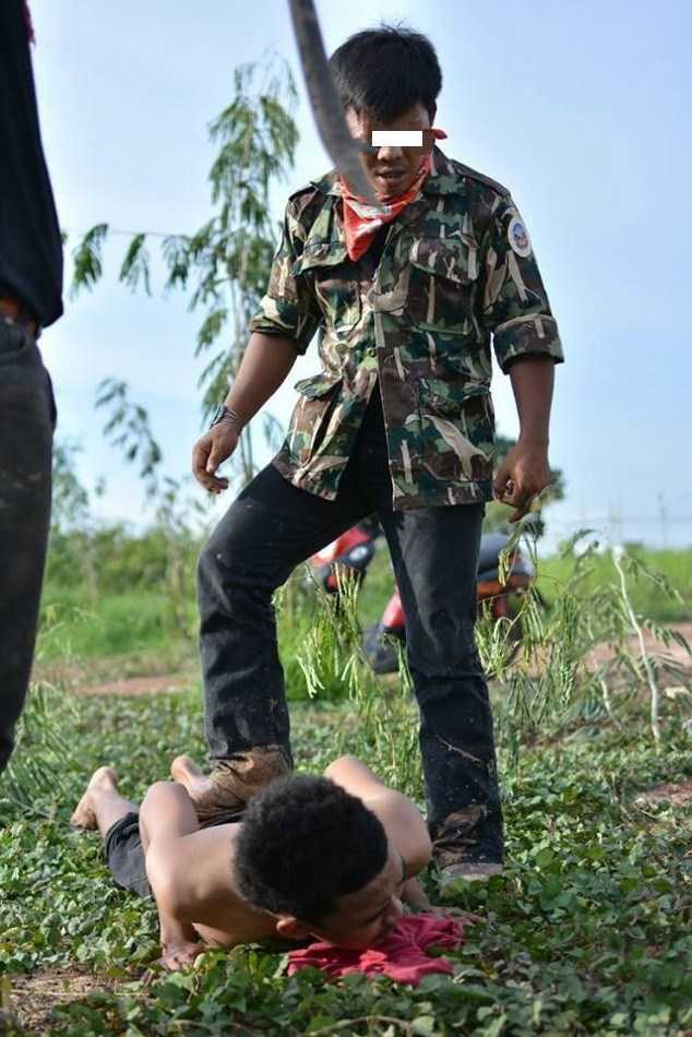 Theo Asian Correspondent, Facebook Anti-Sotus - một nhóm hoạt động nhằm chống lại nghi thức chào đón tân sinh viên (gọi là rub nong trong tiếng Thái) - mới đây chia sẻ 40 bức ảnh bắt nạt